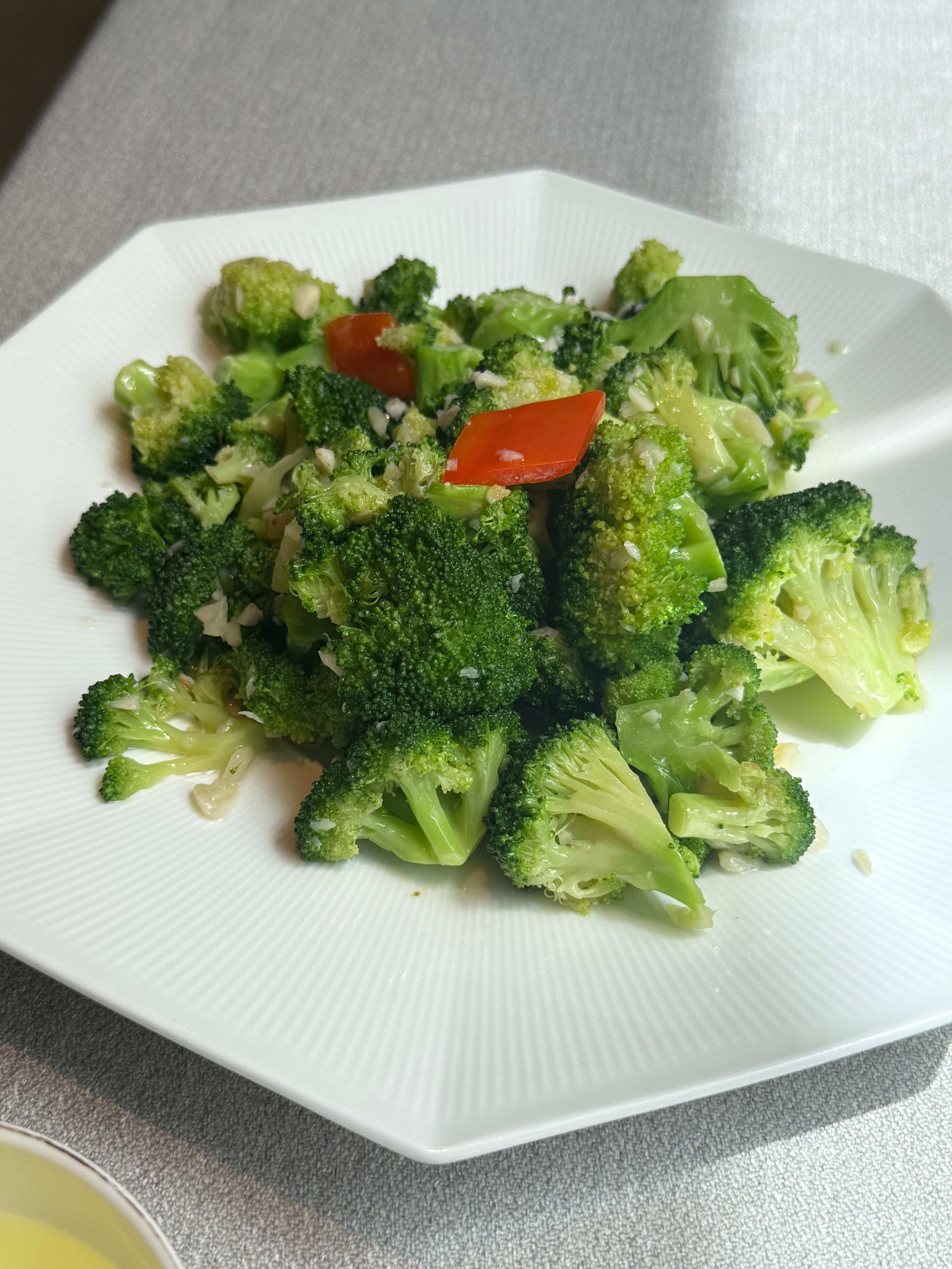 忘记发我的晚饭了最近坚持多吃蔬菜🥬✌️今天小卷长胖了吗