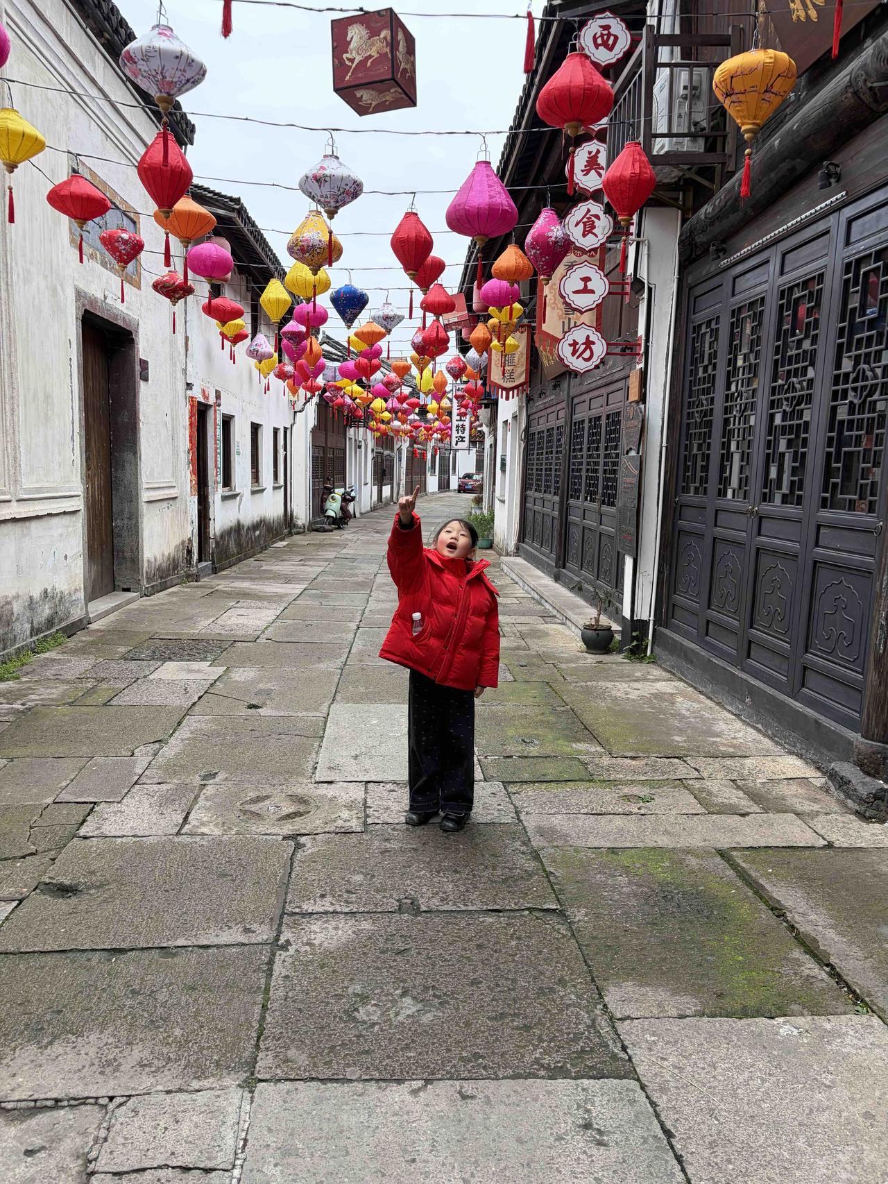 元宵节习俗丰富多样。吃元宵/汤圆是南北通用的习俗，北方滚元宵，南方包汤圆，寓意团