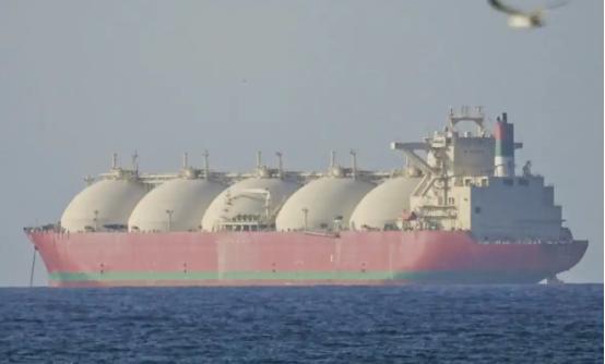 有美国官员偷偷透消息，说过去一天一夜里竟然有20多艘商船，硬着头皮闯过了这条被称