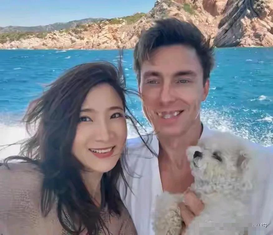 陈赫前妻一副风情万种的样子，女人味越来越浓了，岁月没在她身上留下痕迹，反而沉淀了