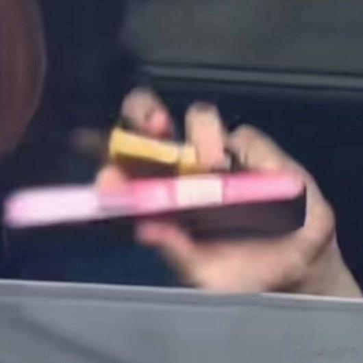 哥哥你舞台不开麦还抽烟要不保护一下嗓子吧 