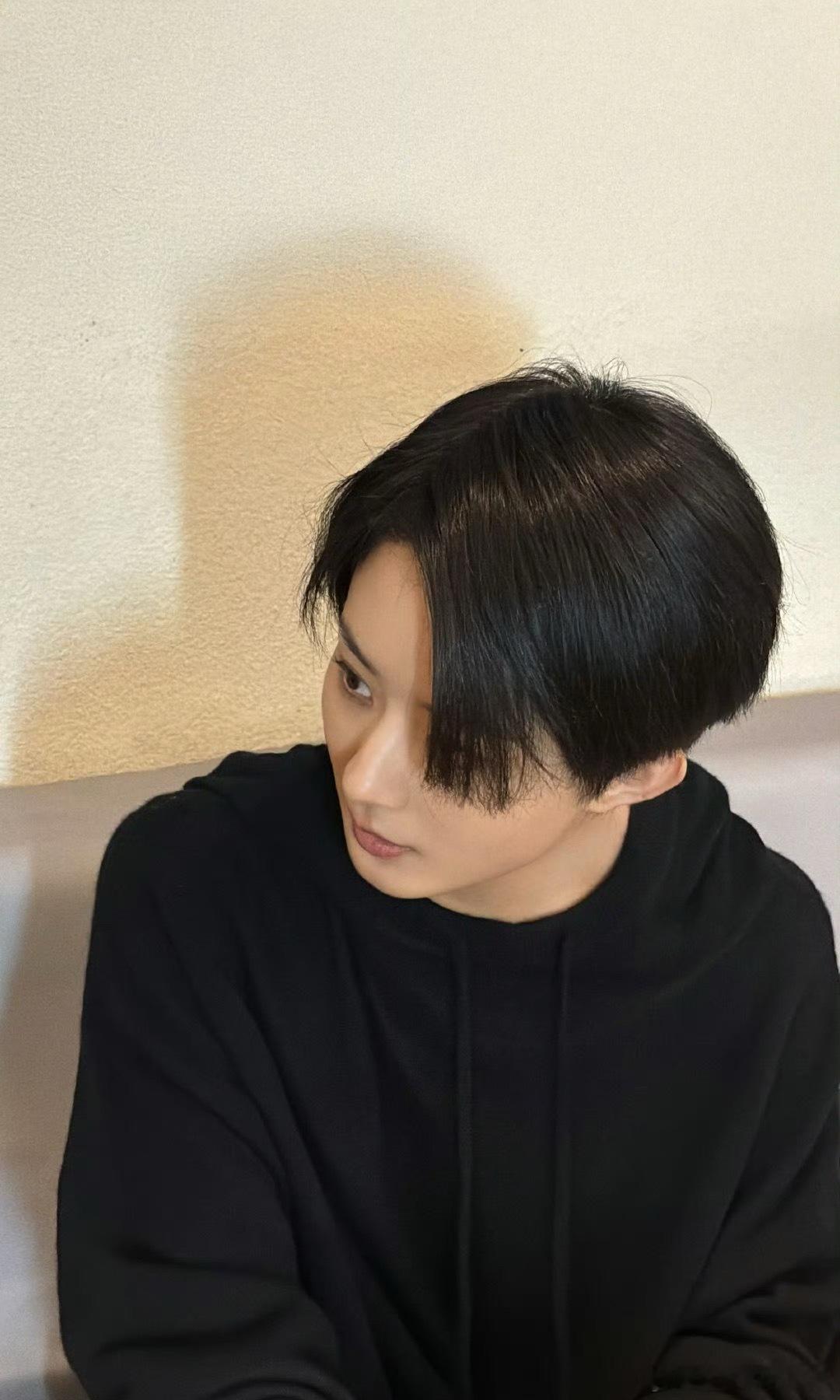赵丽颖这是剪了酱园弄同款短发啊，这是准备力证自己短发很美吧。 ​​​