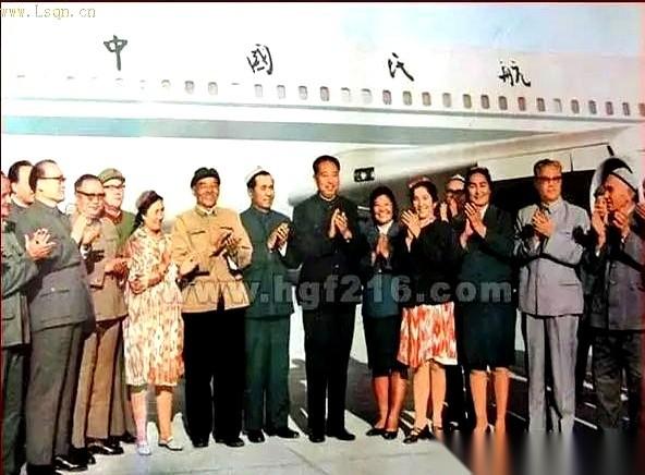 1978年，新疆。一架刚落地的民航客机旁，黑压压的人群挤满了停机坪。
风吹过，卷