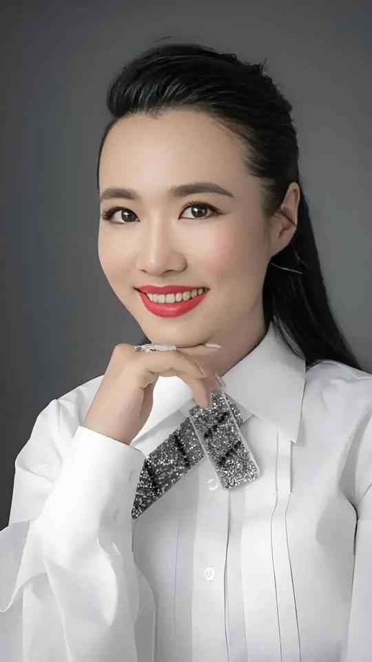 王梁（又名王曦梁），江苏南通人，央视电视剧频道主持人。本科毕业于中国传媒大学，北