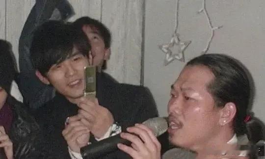 唱歌的是谁？有认识的吗[what]