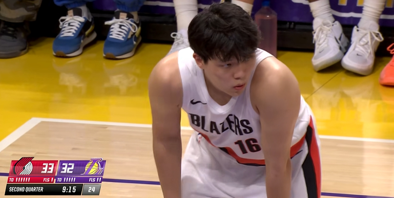 杨瀚森首战湖人 杨瀚森第二节9分15秒再次登场！ ​​​