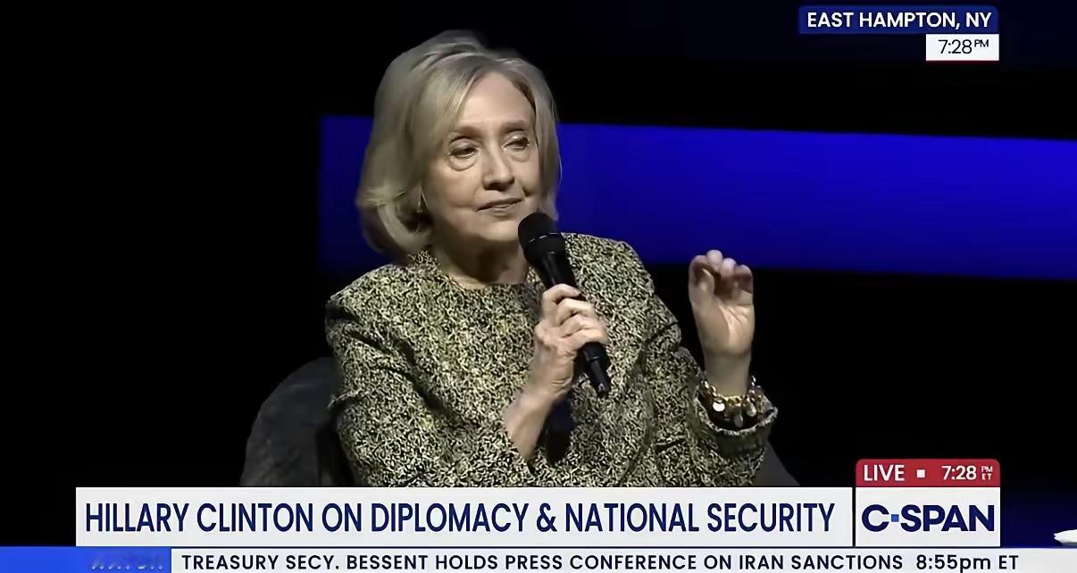 美国前国务卿希拉里·克林顿25日说：“结束乌克兰战争最快的办法，就是特朗普更加坚