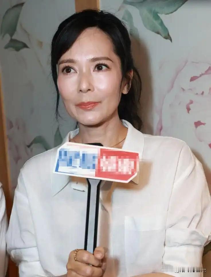 52岁的郭羡妮时隔20年又演舞台剧了，她女儿也有意往娱乐圈发展，这事在网上引起了