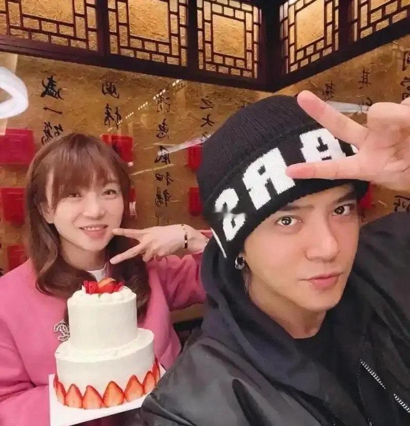 近日，罗志祥在采访中透露他收养了经纪人小霜的一双儿女，还想和小霜领证结婚，让两个