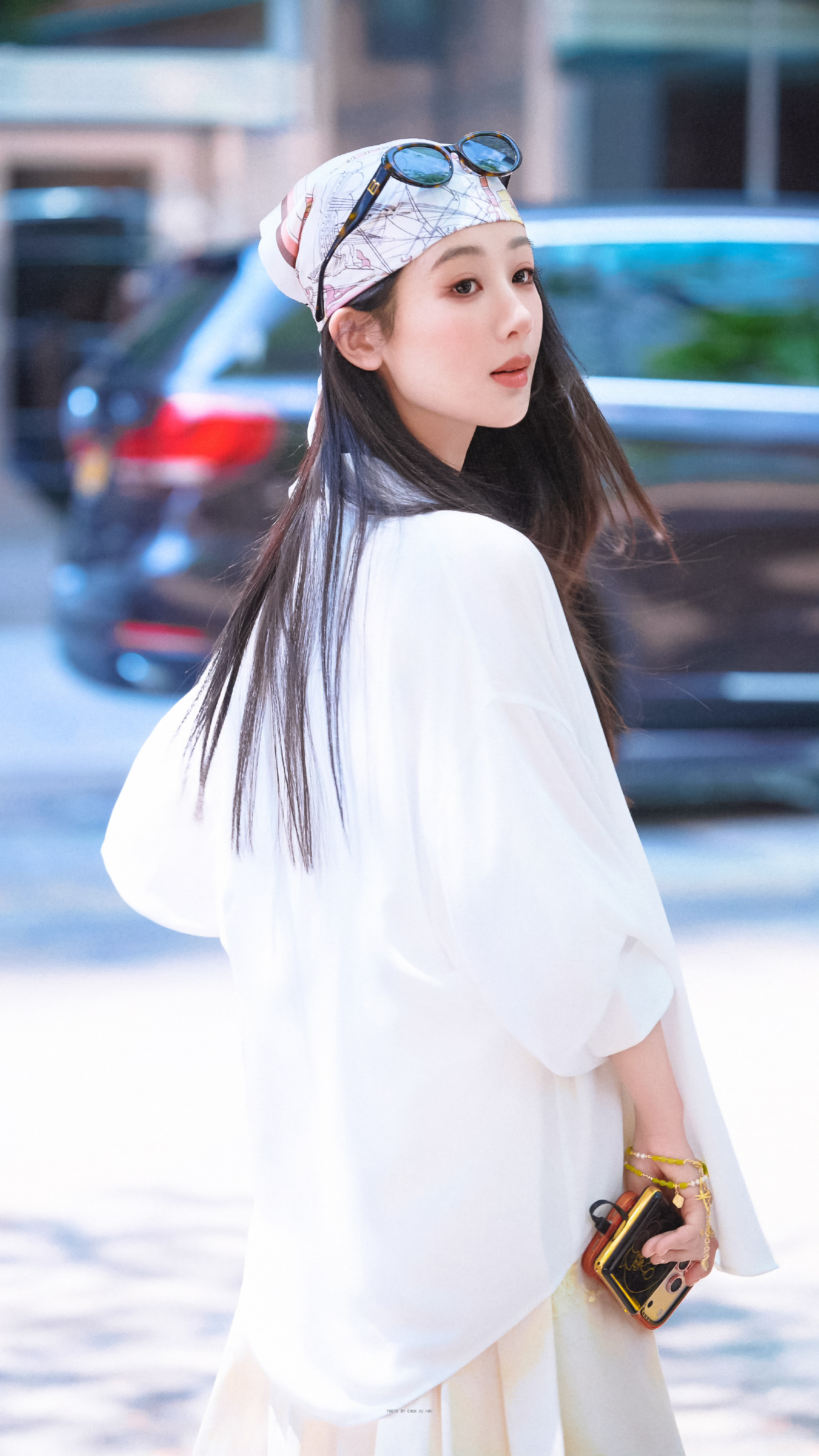 杨紫杨紫李祯yz杨紫家业       愿你在被爱人的眼里，连撑伞的样子都像捧着一