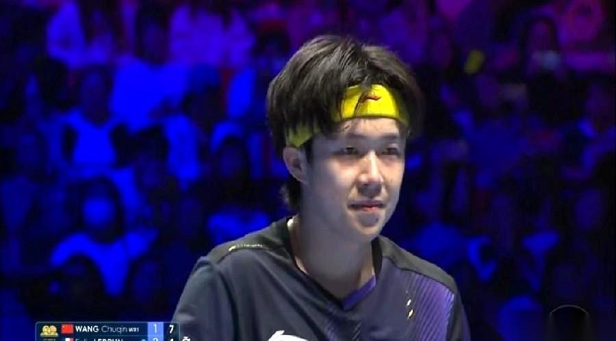 整整三局，王楚钦像撞在一堵看不见的墙上。
人是拧着的，球是别扭的，每一板都感觉差