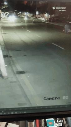 这三个人凑在一起，可能就是天意，一个过马路明明扭头看了有车了 ，还在自顾自的走 