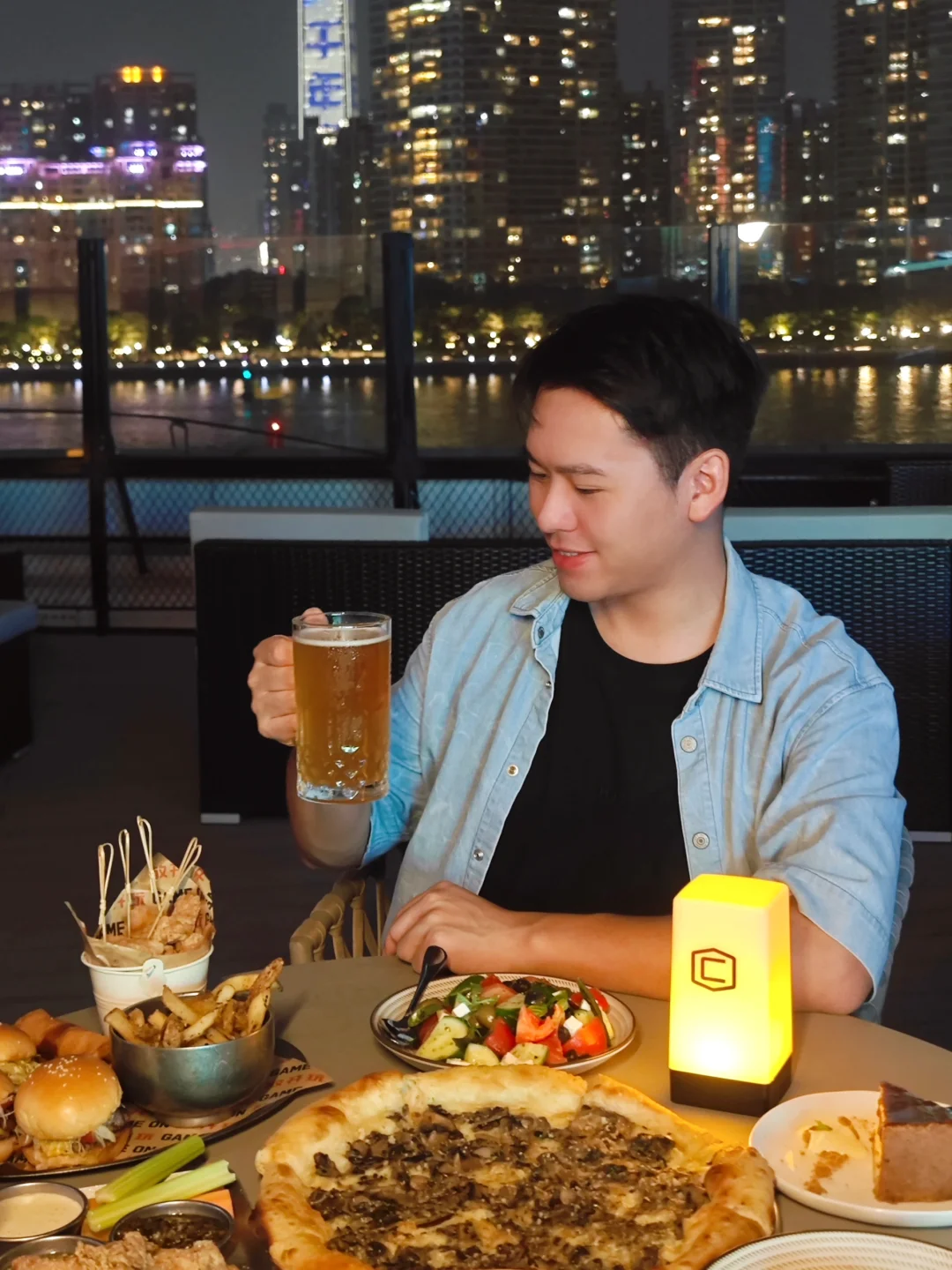 广州新店｜俯瞰珠江新城绝美夜景的运动餐吧！