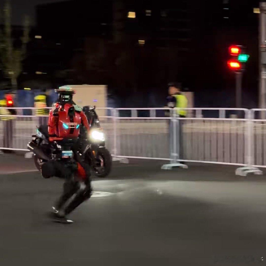 机器人备战马拉松有多拼这玩意是自主AI跑，还是人操作遥控器掌控跑 