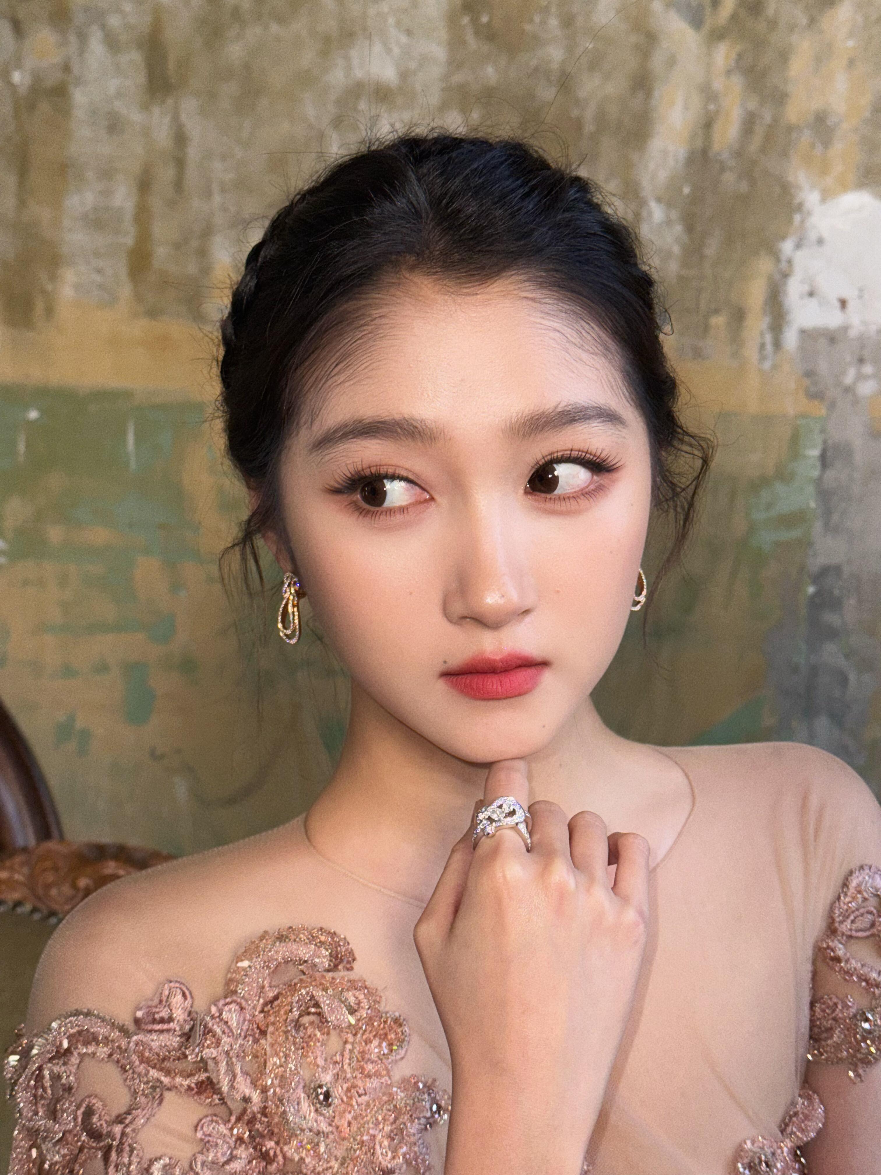 后台收到了关晓彤送的彩椒碗 秋游好搭子，我也想吃关妈做的原版彩椒碗[馋嘴][馋嘴