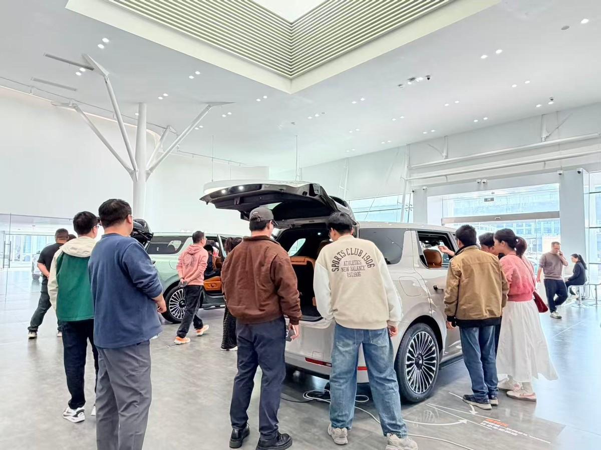 周末逛街偶遇智己门店，刚上市的新车LS8前挤满了围观人群，我也忍不住排号体验了一