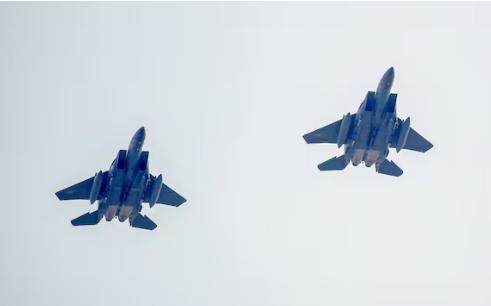 太离谱了，韩国空军王牌战斗机居然因为飞行员想拍个离别纪念照，硬生生在空中撞在一起