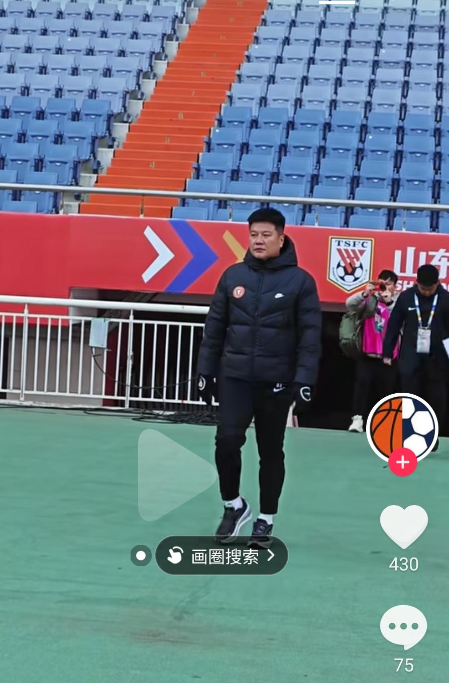 当看见李金羽从山东泰山的牌匾下走来时，时间似乎恍惚，仿佛拉满弓的大羽并未走远。