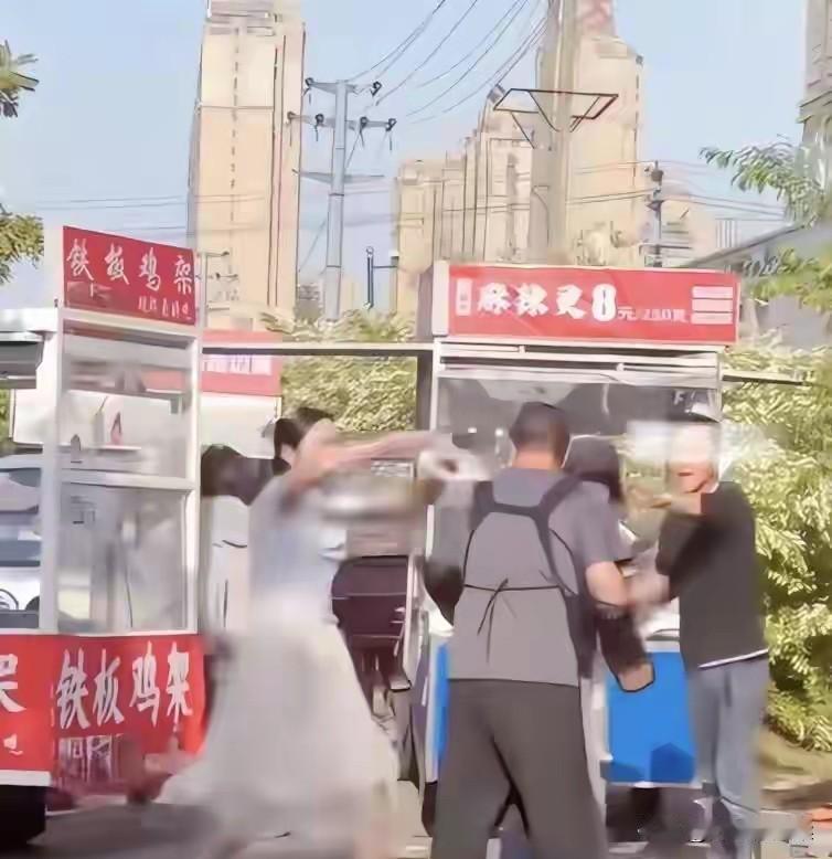 脱内裤的女人也是火了，直接把内裤脱了，套在对方头上！
2026年5月13日傍晚，