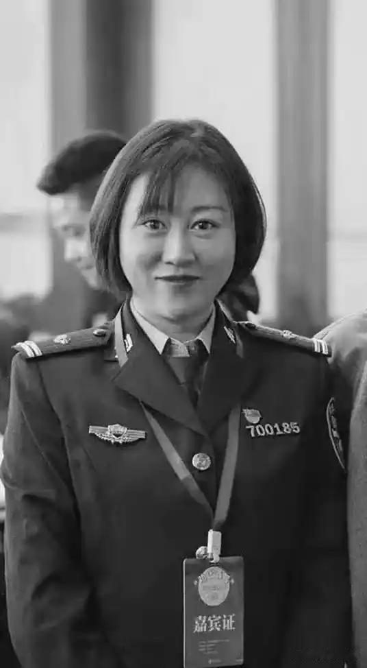 38岁女警鞠梓：用生命坚守岗位，最后一条朋友圈看哭无数人
 
鞠梓（1982年4