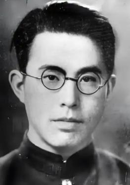 1942年，地下党郑文道求死未果被日军囚于医院。护士换药时总多给一张纱布，他猛然