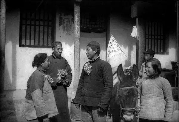 【历史上珍贵的照片2《父母叫儿打东洋，妻子送郎上战场》】
1942年2月，河北省