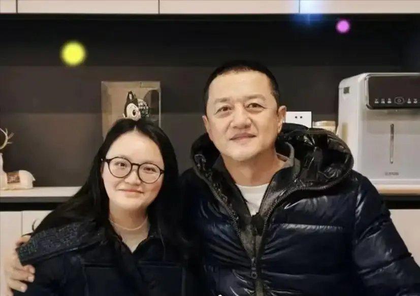 李亚鹏还领养了一个女儿李亚鹏确实有一个被称为“第四个女儿”的女孩朱春燕（或译朱春