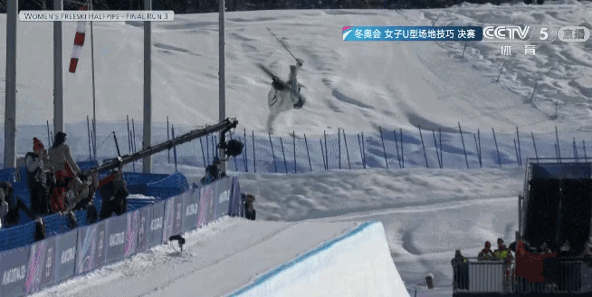 包揽金银！自由式滑雪女子U型场地决赛，谷爱凌、李方慧位居前二2月22日，米兰冬奥