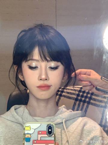 不得不服鞠婧祎的造型功底！全黑 look 凸显身材线条，珠光小猫烟熏妆下，她的眼