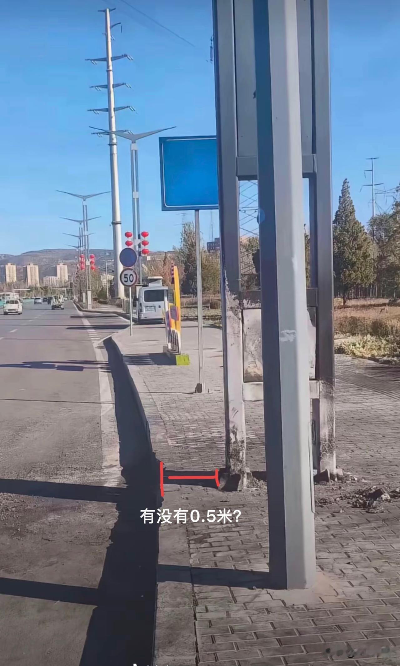 有网友建议所有汽车的防撞梁，都换成这个柱子。可以扛住高速极限撞击。1000万以内