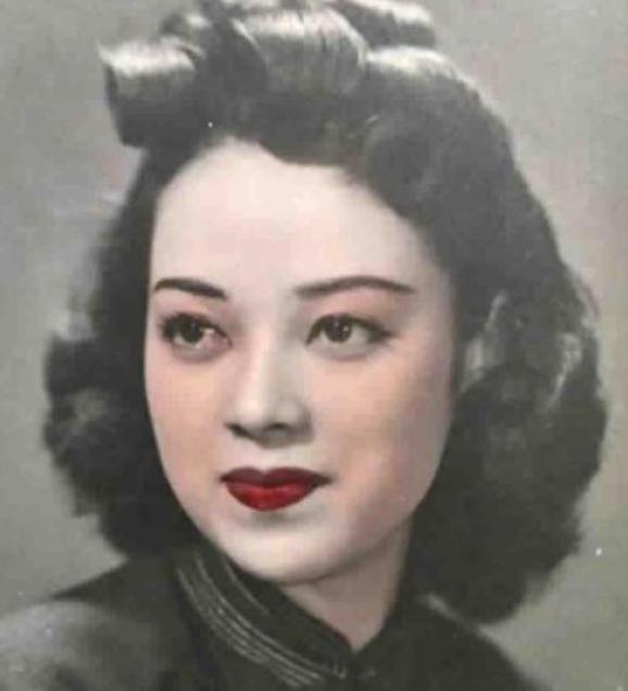 1946年2月的上海，一间审判庭里坐满了人。

被告站在被告席上，头发整齐，神情