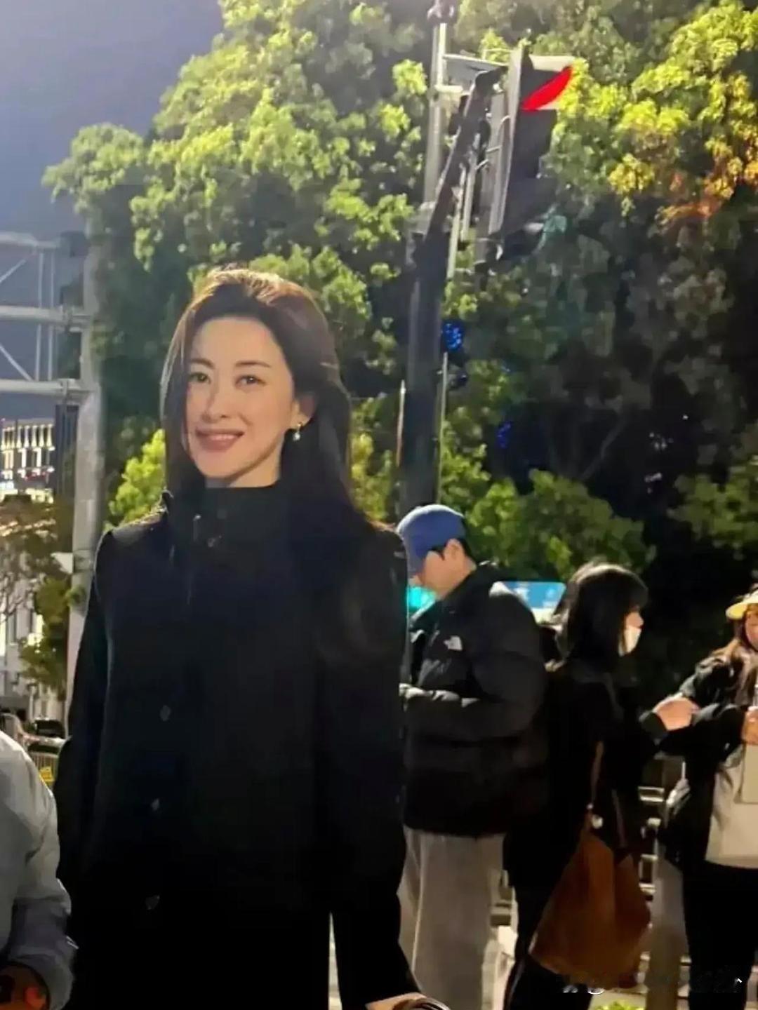 朱珠真人气质绝佳，成熟优雅的魅力依旧十足。 