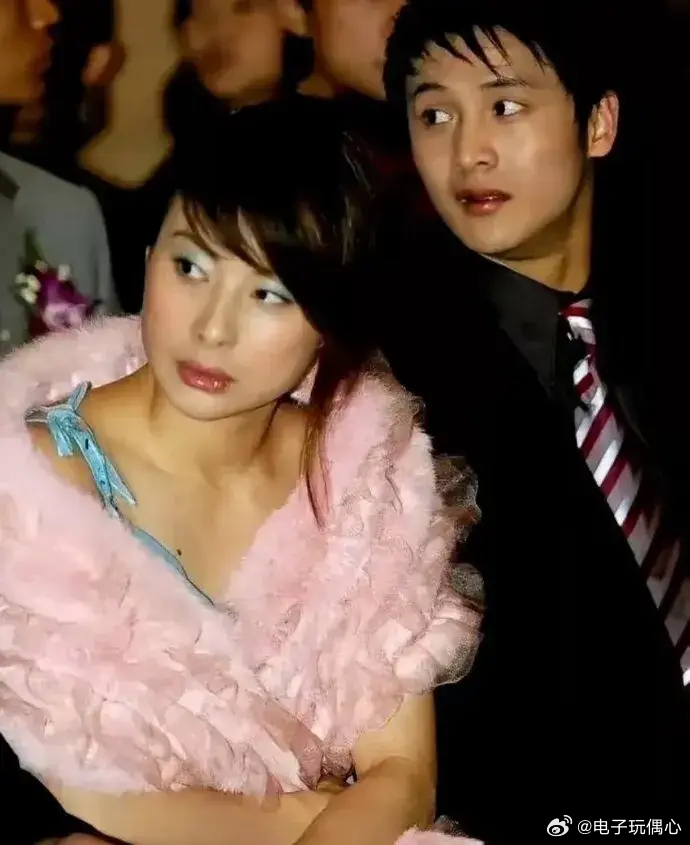 之前以为郭晶晶长得一般，没想到她年轻时是大美人 