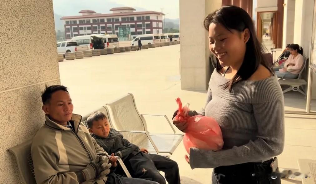 小国随口一评惹争议，芭姑爸爸被误伤？

一顿鸡肉，能惹多大风波？车站见面，本是温