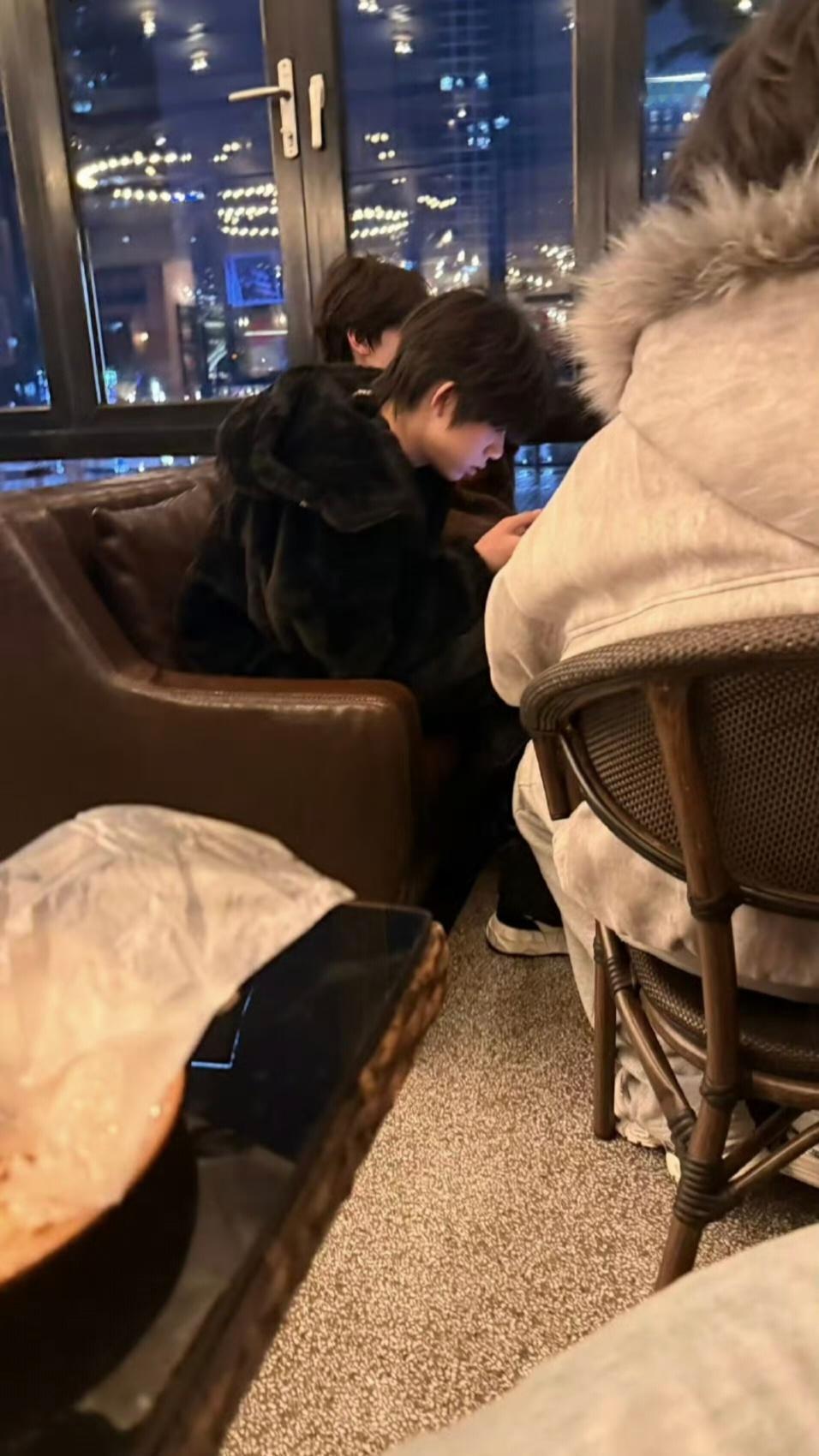 陈奕恒左奇函聂玮辰一起跨年去玩了 