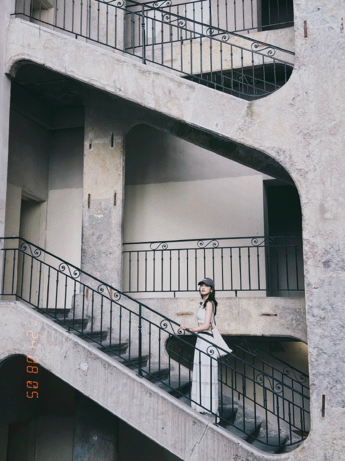 #宋茜花少随拍# #宋茜Citywalk# 走在时尚街区，她如同移动的时尚杂志封