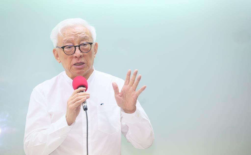 立场“由统转独'的“台独”分子曹兴诚今天又跳出来刷存在感，他批评国民党与马英九，