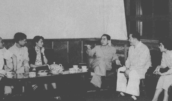 周恩来接见程砚秋(右二)等戏曲界人士