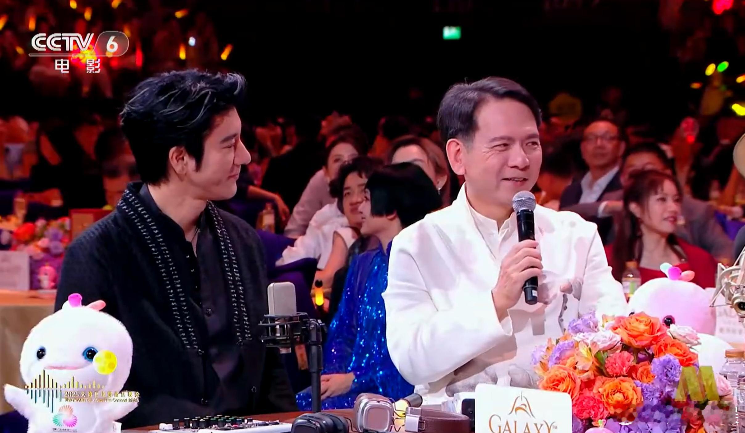 王力宏李建复合唱龙的传人和表叔侄同框清唱《龙的传人》王力宏李建复清唱龙的传人 ​