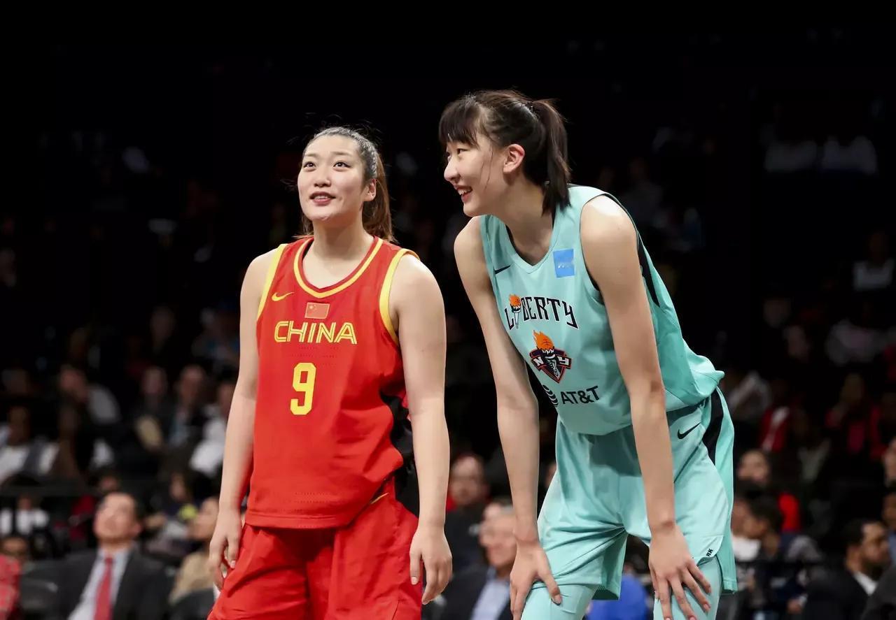 现役中国女篮中锋排名如下：

第四名：张子宇
第三名：刘禹彤
第二名：李月汝
第