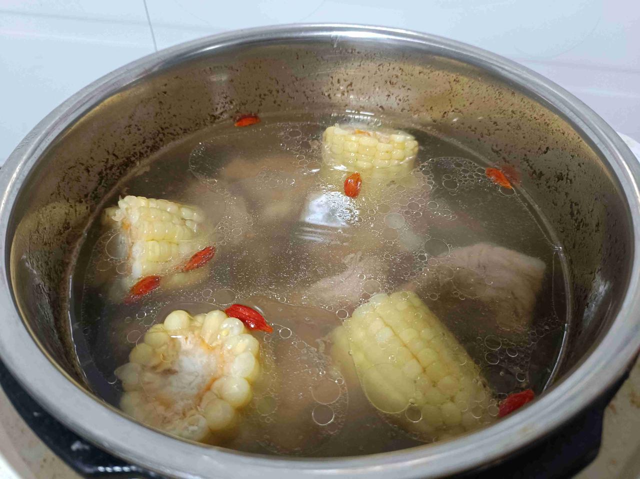 周末加晚班，满屋肉飘香
家中弥漫多日的酸黄瓜味儿
总算飘散了一些
带定位晒今日生