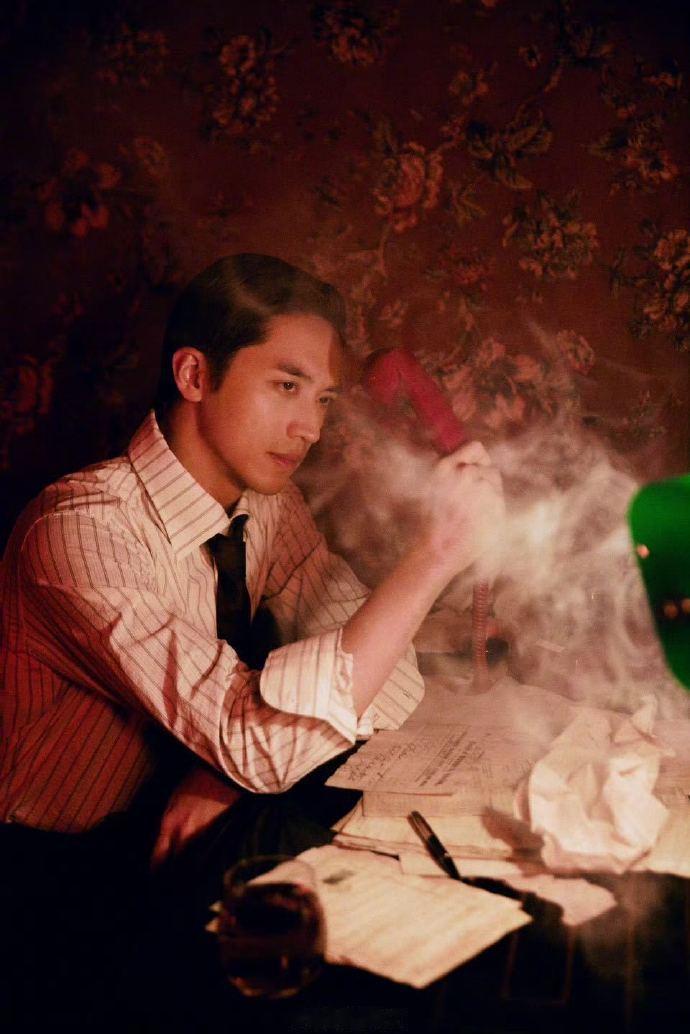 许魏洲复刻花样年华背头造型许魏洲真的是会让人心跳加速，从来没有让我们失望过，看到