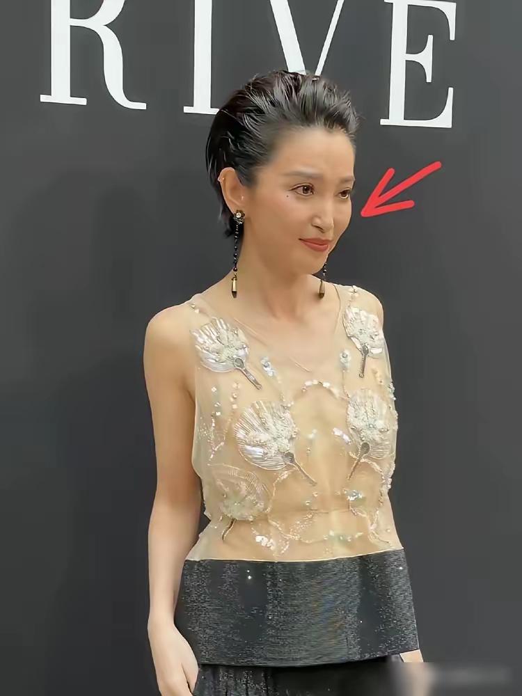此冰非彼冰，一时间全网都在夸53岁大花李冰冰。可是李冰冰的鼻子有点怪怪的，看着别