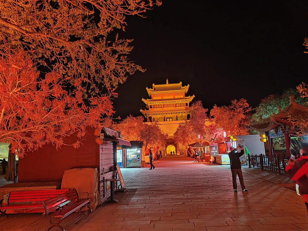 #分享一张傍晚风景照片#夜幕下的嘉峪关