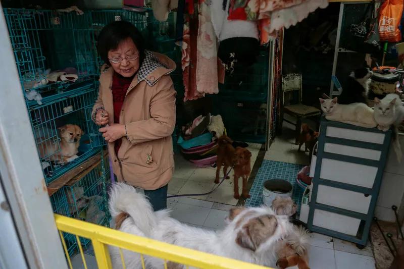 双方起争执，强势的一方是指持有攻击利器，对方则是“手无寸铁”或者是没有丝毫准备的