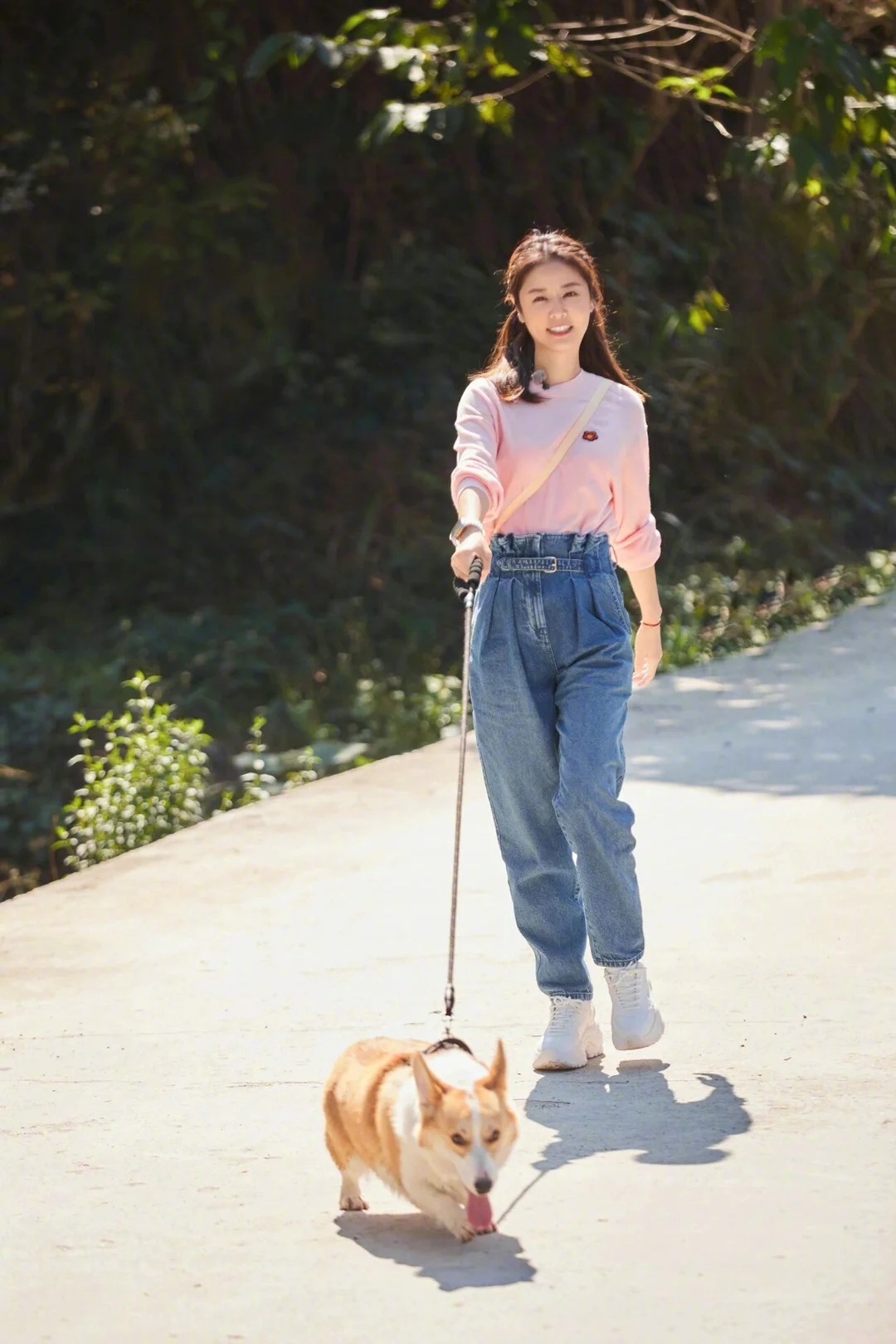 原来林心如也喜欢柯基犬啊，看到狗狗笑的都失态了，哈哈哈 ​​​