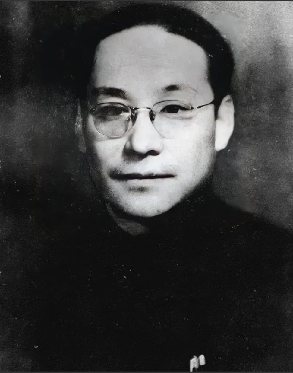 1940年，上海，刘人寿正用日伪电台给党组织发报。突然，几名日军冲了进来，把他推