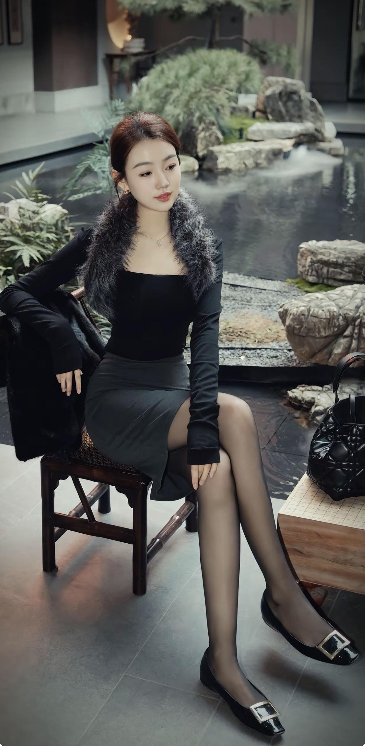 优雅黑裙搭配毛绒外套，坐在静谧庭院中，感受自然与时尚的完美融合。