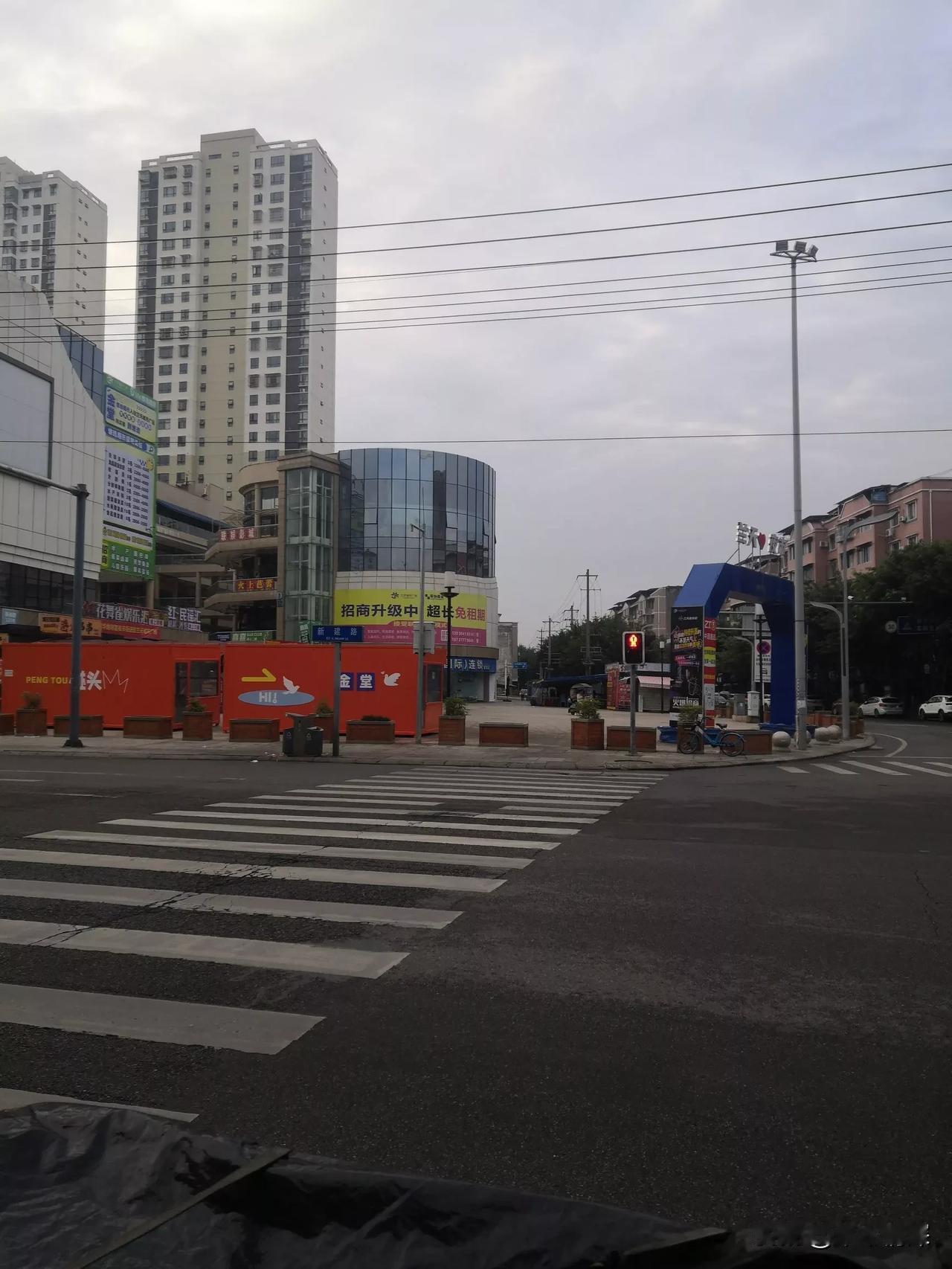 城市里的你怀念农村的生活吗?在城市，从这张图片中可以看到，这里是成都市金堂县城，