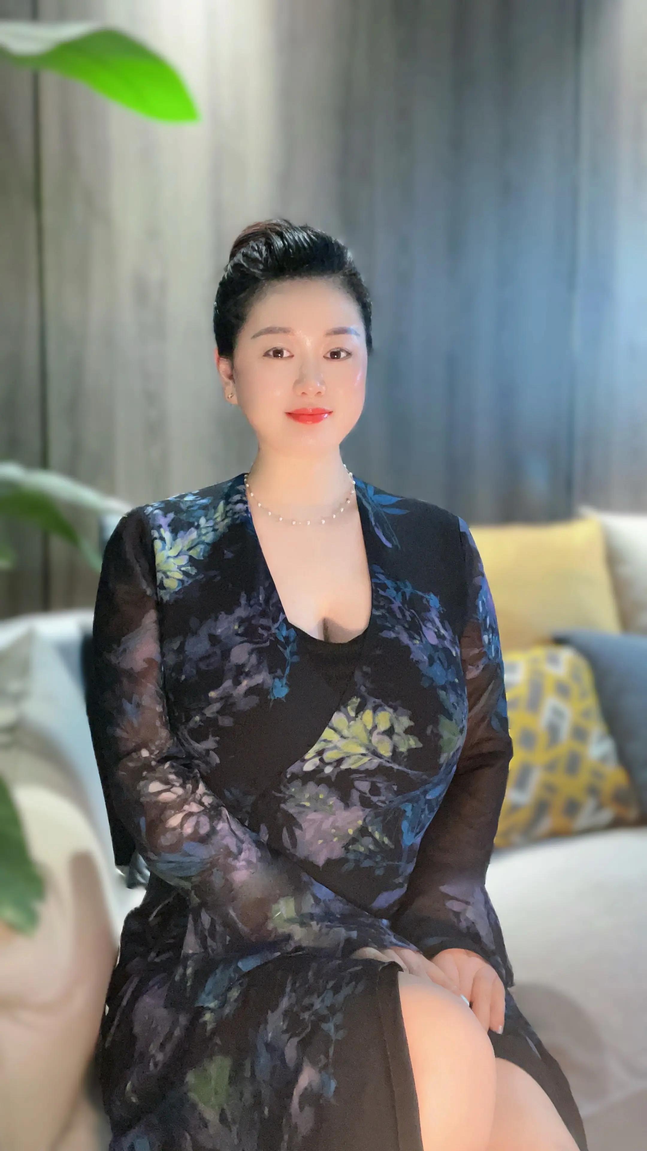今晚一个人坐了很久很久，想了很多的事情，低下头，眼泪就掉了下来，就一瞬...